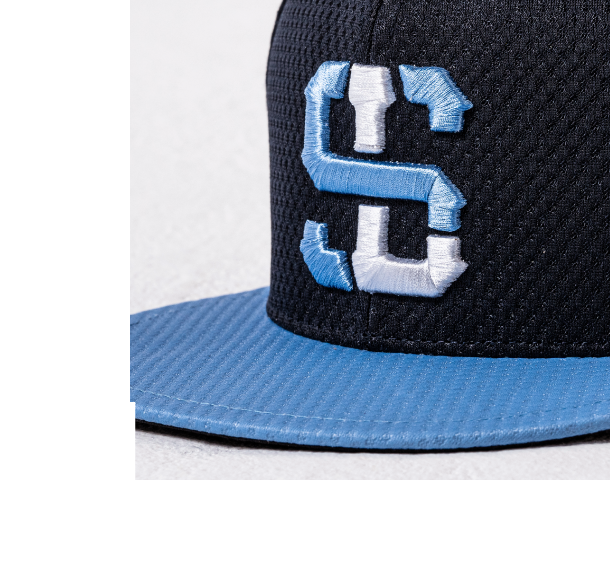 キャップには、ライオンズネーム書体の「S」「L」で構成された新しいモノグラムを採用。