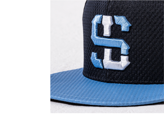 キャップには、ライオンズネーム書体の「S」「L」で構成された新しいモノグラムを採用。