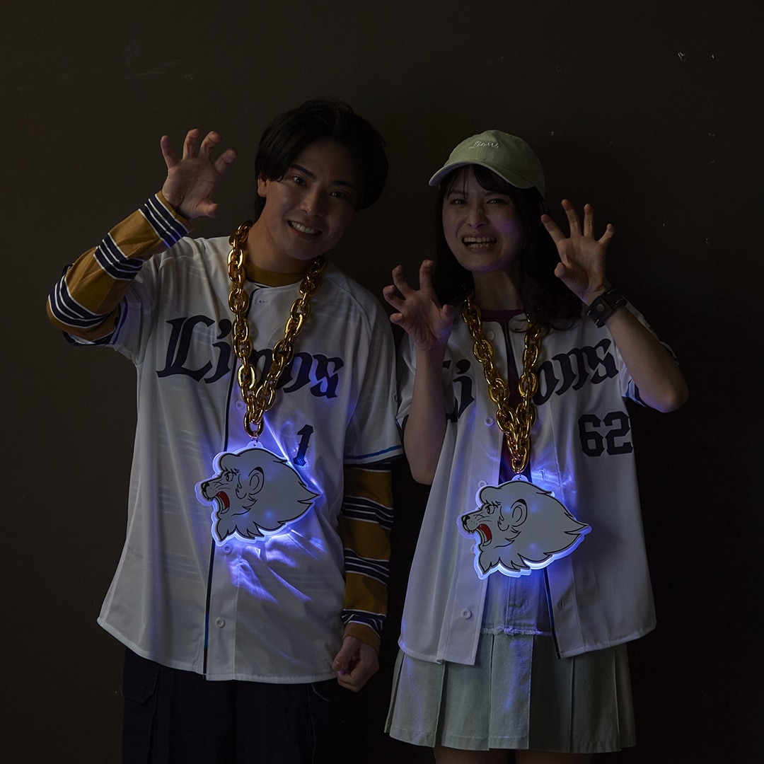 光るビッグチェーンネックレス