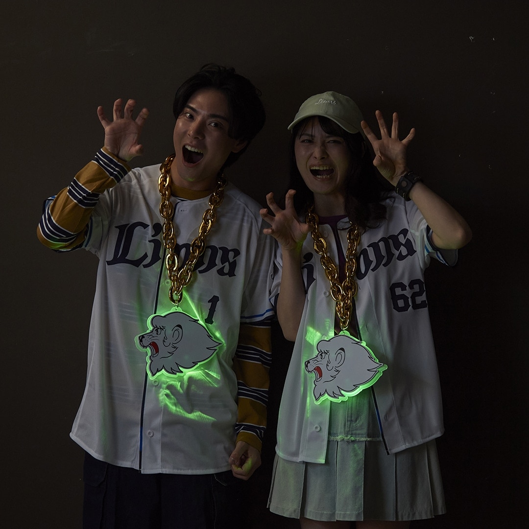 光るビッグチェーンネックレス