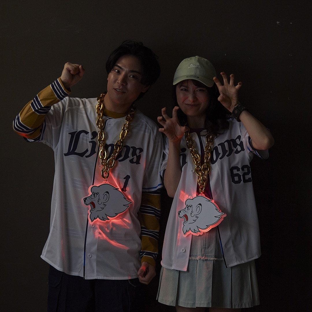 光るビッグチェーンネックレス