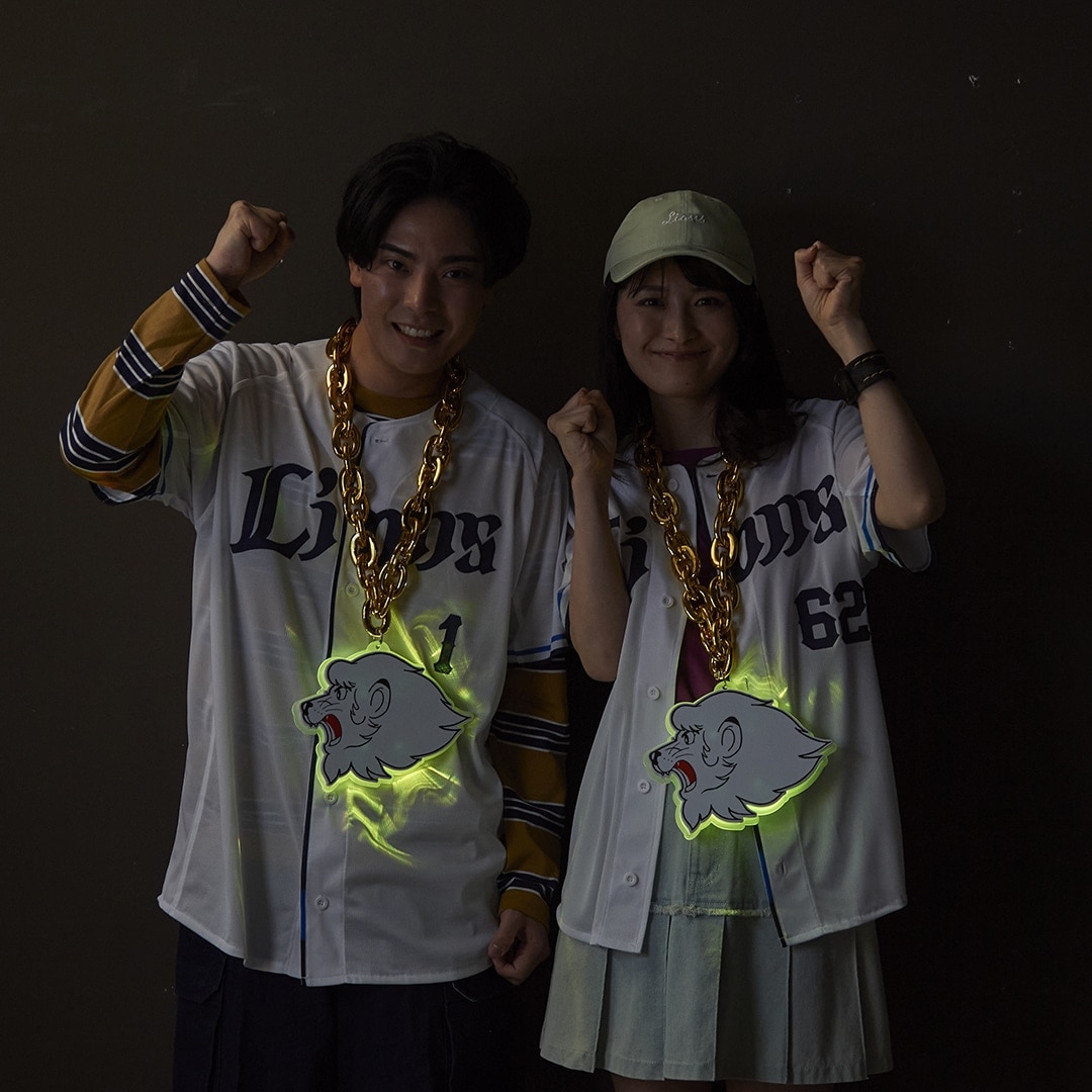 光るビッグチェーンネックレス