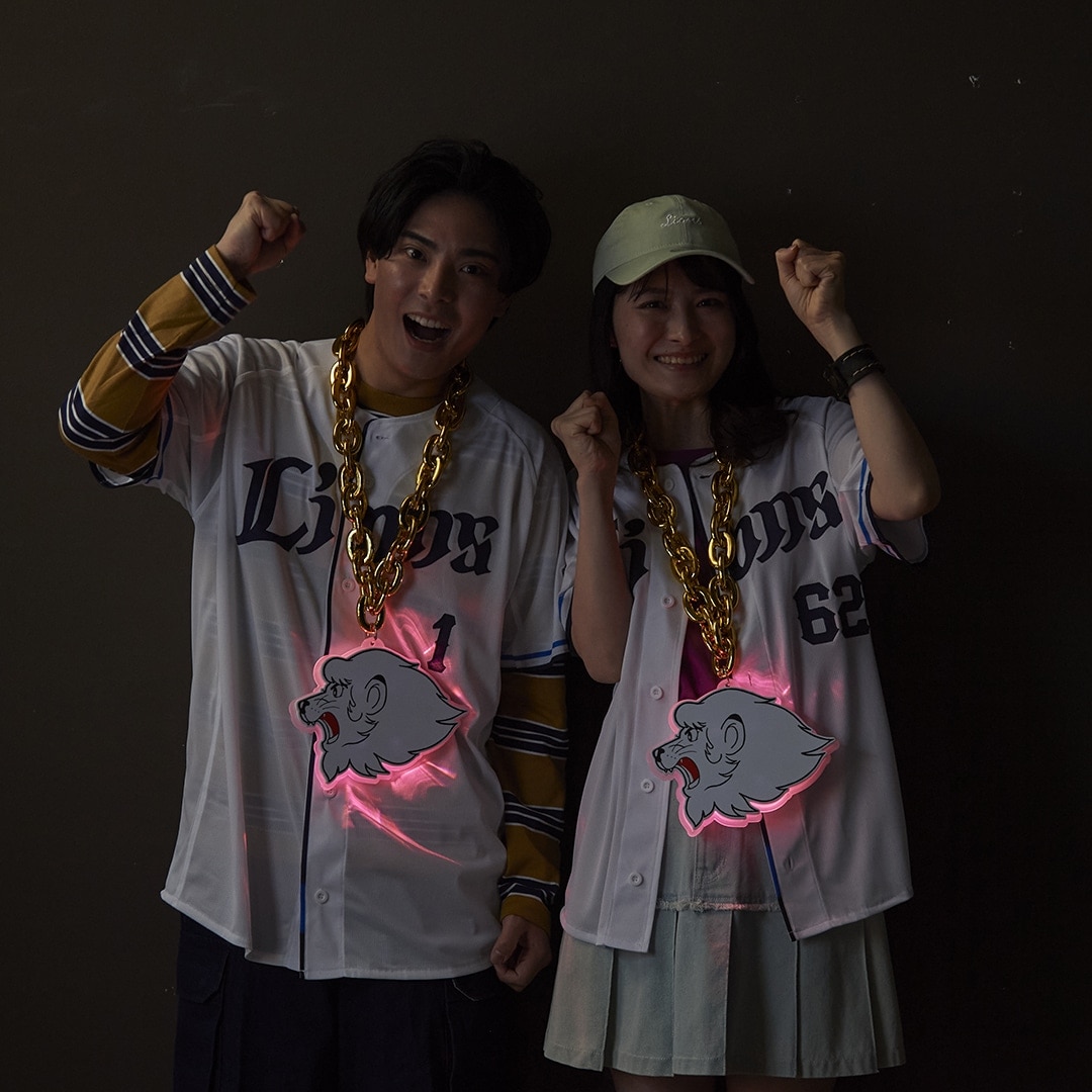 光るビッグチェーンネックレス